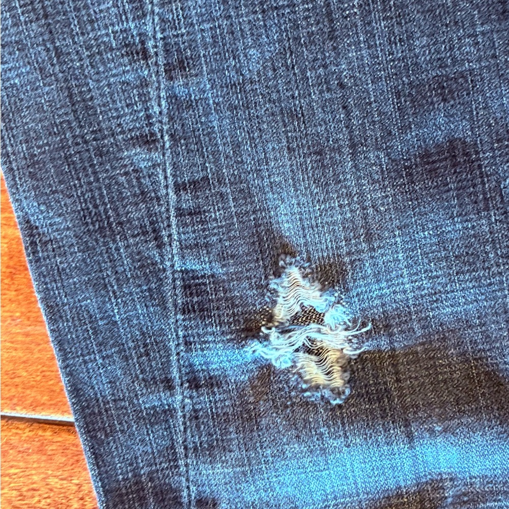 True Religion Distressed Blue Jeans Wide Flare Leg. Size 27 (IS size 4). - Picture 3 of 9